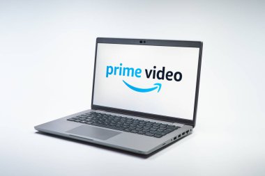 Prag, Çek Cumhuriyeti - 02-21-2025: Prime Video logosunu gösteren dizüstü bilgisayar.