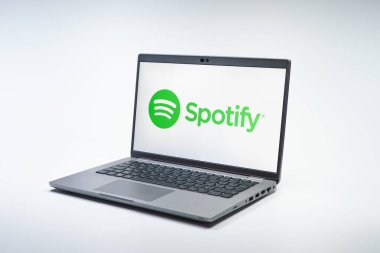 Prag, Çek Cumhuriyeti - 02 21 2025: Spotify logosunu gösteren dizüstü bilgisayar.