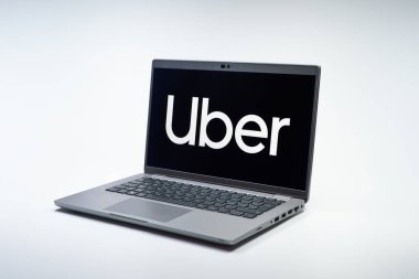 Prag, Çek Cumhuriyeti - 02 21 2025: Uber logosunu gösteren dizüstü bilgisayar.