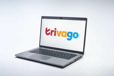 Prag, Çek Cumhuriyeti - 02 21 2025: Trivago logosunu gösteren dizüstü bilgisayar.