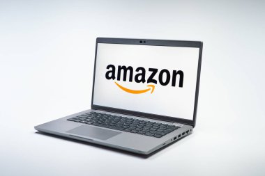 Prag, Çek Cumhuriyeti - 02 21 2025: Amazon logosunu gösteren dizüstü bilgisayar.