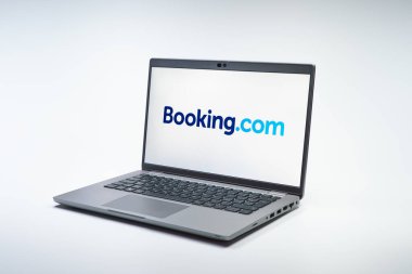 Prag, Çek Cumhuriyeti - 02 21 2025: Booking.com logosunu gösteren dizüstü bilgisayar.