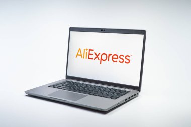 Prag, Çek Cumhuriyeti - 02 21 2025: AliExpress logosunu gösteren dizüstü bilgisayar.