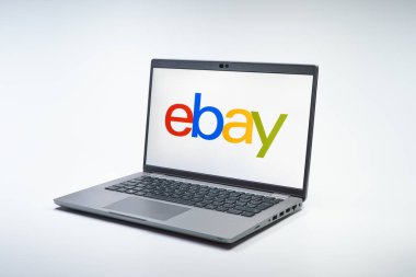 Prag, Çek Cumhuriyeti - 02 21 2025: Ebay logosunu gösteren dizüstü bilgisayar.