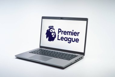Prag, Çek Cumhuriyeti - 02 21 2025: Premier League logosunu gösteren dizüstü bilgisayar.