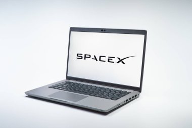 Prag, Çek Cumhuriyeti - 02 21 2025: SpaceX logosunu gösteren dizüstü bilgisayar.