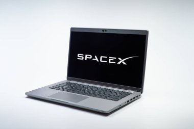 Prag, Çek Cumhuriyeti - 02 21 2025: SpaceX logosunu gösteren dizüstü bilgisayar.
