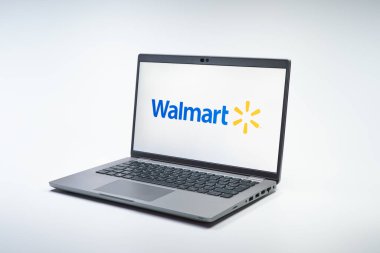 Prag, Çek Cumhuriyeti - 02 21 2025: Walmart logosunu gösteren dizüstü bilgisayar.