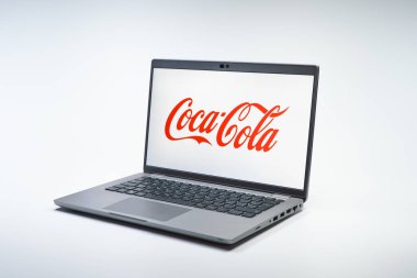 Prag, Çek Cumhuriyeti - 02 21 2025: Coca-Cola logosunu gösteren dizüstü bilgisayar.