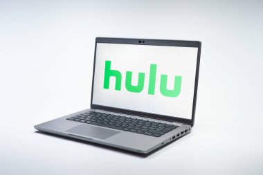 Prag, Çek Cumhuriyeti - 02 21 2025: Hulu logosunu gösteren dizüstü bilgisayar.
