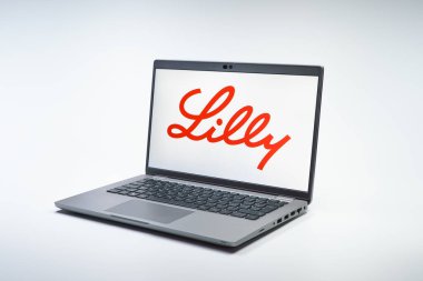 Prag, Çek Cumhuriyeti - 02 21 2025: Diz üstü bilgisayarda Eli Lilly logosu görünüyor.