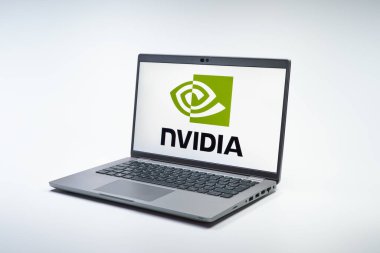 Prag, Çek Cumhuriyeti - 02 21 2025: NVIDIA logosunu gösteren dizüstü bilgisayar.