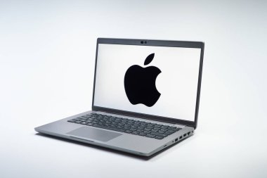 Prag, Çek Cumhuriyeti - 02 21 2025: Apple logosunu gösteren dizüstü bilgisayar.