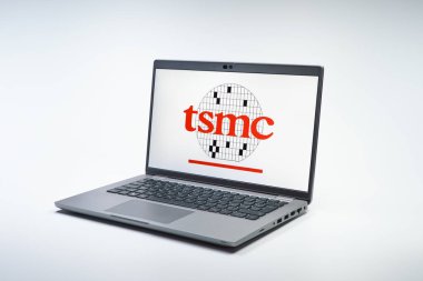 Prag, Çek Cumhuriyeti - 02 21 2025: TSMC logosunu gösteren dizüstü bilgisayar.