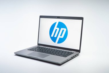 Prag, Çek Cumhuriyeti - 02-21-2025: Hewlett-Packard logosunu gösteren dizüstü bilgisayar.
