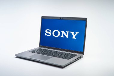 Prag, Çek Cumhuriyeti - 02 21 2025: Sony logosunu gösteren dizüstü bilgisayar.
