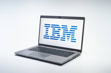 Prag, Çek Cumhuriyeti - 02 21 2025: Yüzeyde IBM logosu gösteren dizüstü bilgisayar.