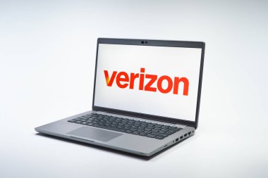 Prag, Çek Cumhuriyeti - 02 21 2025: Verizon logosunu gösteren dizüstü bilgisayar.