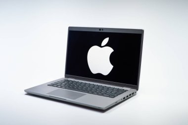 Prag, Çek Cumhuriyeti - 02 21 2025: Apple logosunu gösteren dizüstü bilgisayar.