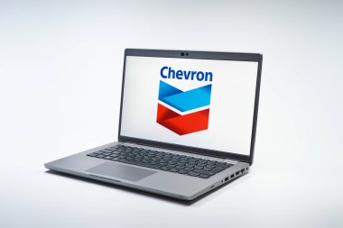 Prag, Çek Cumhuriyeti - 02 21 2025: Dizüstü bilgisayarda Chevron logosu görünüyor.