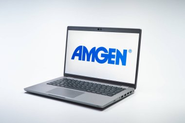 Prag, Çek Cumhuriyeti - 02 21 2025: Amgen logosunu gösteren dizüstü bilgisayar.