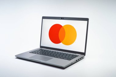 Prag, Çek Cumhuriyeti - 02 21 2025: Mastercard logosunu gösteren dizüstü bilgisayar.
