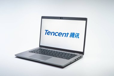 Prag, Çek Cumhuriyeti - 02 21 2025: Tencent logosunu gösteren dizüstü bilgisayar.