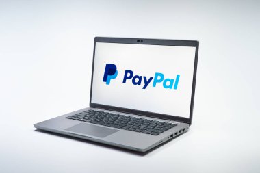 Prag, Çek Cumhuriyeti - 02 21 2025: PayPal logosunu gösteren dizüstü bilgisayar.