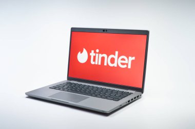 Prag, Çek Cumhuriyeti - 02 21 2025: Tinder logosunu gösteren dizüstü bilgisayar.