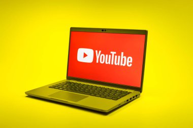Prag, Çek Cumhuriyeti - 02 21 2025: Youtube logosunu gösteren dizüstü bilgisayar.