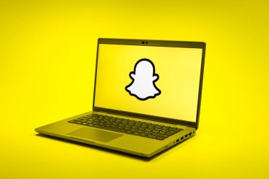 Prag, Çek Cumhuriyeti - 02 21 2025: Snapchat logosunu gösteren dizüstü bilgisayar.