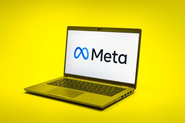 Prag, Çek Cumhuriyeti - 02 21 2025: Meta logosunu gösteren dizüstü bilgisayar.