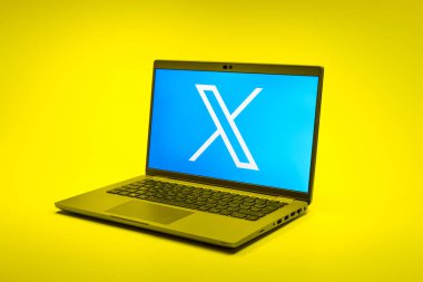 Prag, Çek Cumhuriyeti - 02 21 2025: X logosu gösteren dizüstü bilgisayar.