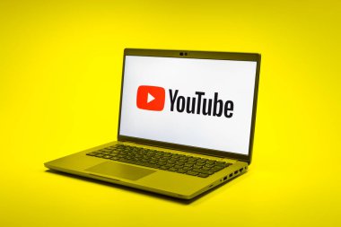 Prag, Çek Cumhuriyeti - 02 21 2025: Youtube logosunu gösteren dizüstü bilgisayar.