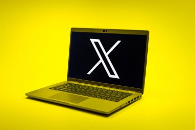 Prag, Çek Cumhuriyeti - 02 21 2025: X logosu gösteren dizüstü bilgisayar.