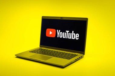 Prag, Çek Cumhuriyeti - 02 21 2025: Youtube logosunu gösteren dizüstü bilgisayar.