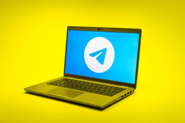Prag, Çek Cumhuriyeti - 02 21 2025: Telegram logosunu gösteren dizüstü bilgisayar.