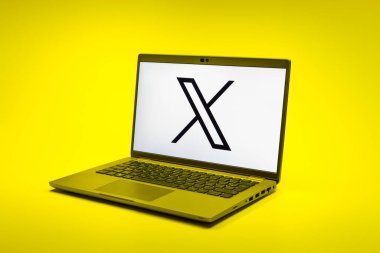 Prag, Çek Cumhuriyeti - 02 21 2025: X logosu gösteren dizüstü bilgisayar.