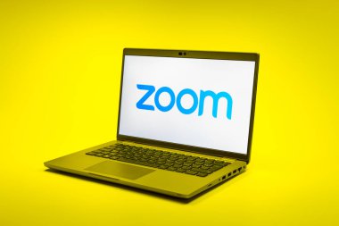 Prag, Çek Cumhuriyeti - 02 21 2025: Zoom logosunu gösteren dizüstü bilgisayar.