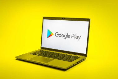 Prag, Çek Cumhuriyeti - 02 21 2025: Google Play logosunu gösteren dizüstü bilgisayar.