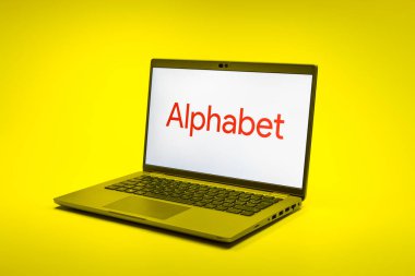 Prag, Çek Cumhuriyeti - 02 21 2025: Alfabe logosunu gösteren dizüstü bilgisayar.