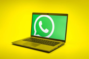 Prag, Çek Cumhuriyeti - 02 21 2025: yüzeyde WhatsApp logosunu gösteren dizüstü bilgisayar.