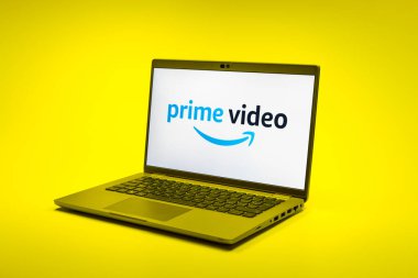 Prag, Çek Cumhuriyeti - 02-21-2025: Prime Video logosunu gösteren dizüstü bilgisayar.