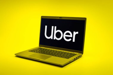 Prag, Çek Cumhuriyeti - 02 21 2025: Uber logosunu gösteren dizüstü bilgisayar.
