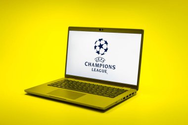 Prag, Çek Cumhuriyeti - 02 21 2025: Şampiyonlar Ligi logosunu gösteren dizüstü bilgisayar.