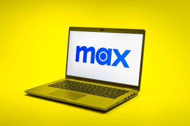 Prag, Çek Cumhuriyeti - 02-21-2025: Max logosunu gösteren dizüstü bilgisayar.