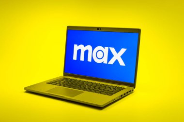 Prag, Çek Cumhuriyeti - 02-21-2025: Max logosunu gösteren dizüstü bilgisayar.