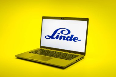 Prag, Çek Cumhuriyeti - 02 21 2025: Linde logosunu gösteren dizüstü bilgisayar.
