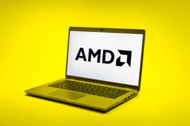 Prag, Çek Cumhuriyeti - 02 21 2025: Yüzeyde AMD logosu gösteren dizüstü bilgisayar.