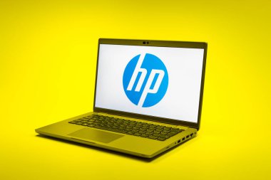 Prag, Çek Cumhuriyeti - 02-21-2025: Hewlett-Packard logosunu gösteren dizüstü bilgisayar.